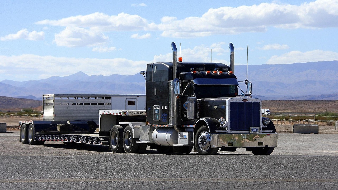 EasyLoad Express truck on a US highway